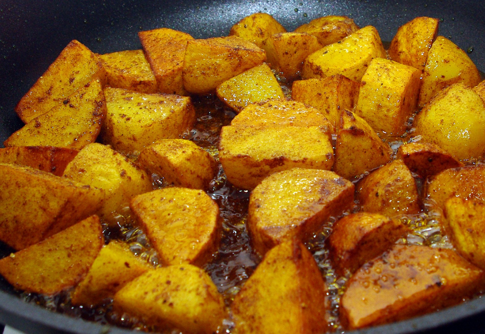 Как правильно и вкусно поджарить картошечку с румяной корочкой