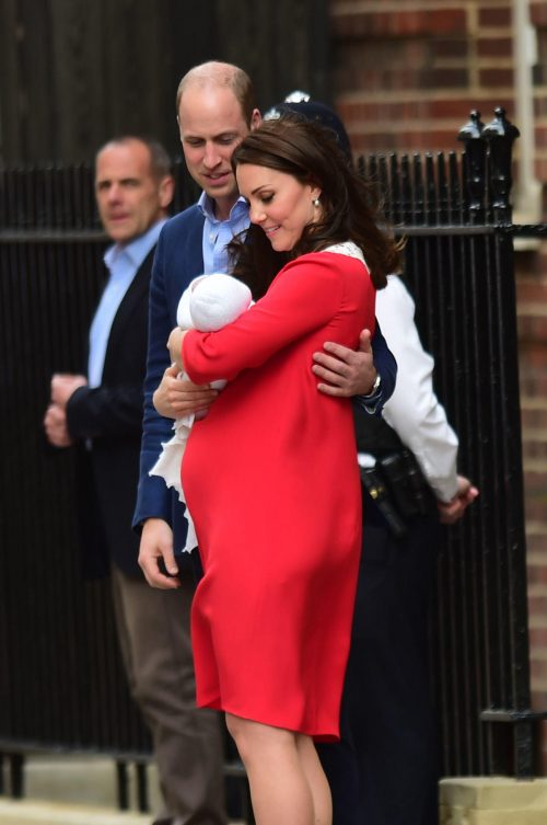 Кейт Миддлтон родила принца: появились первые фото новорожденного