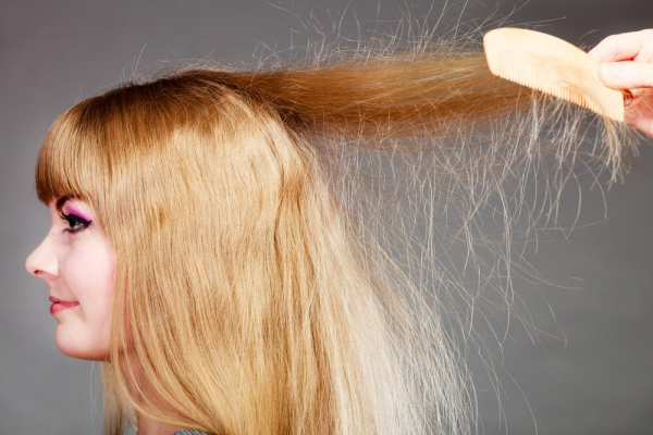 Почему волосы электризуются и как это исправить