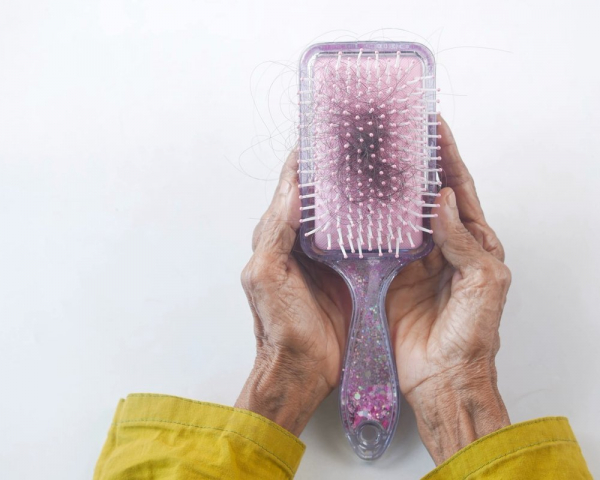 Специалисты назвали простое действие, защищающее от выпадения волос после 65 лет