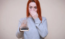 Эксперты назвали шесть причин выпадения волос у женщин
