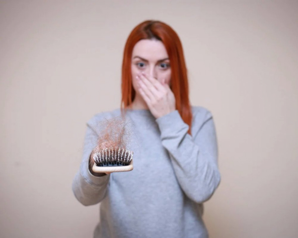 Эксперты назвали шесть причин выпадения волос у женщин
