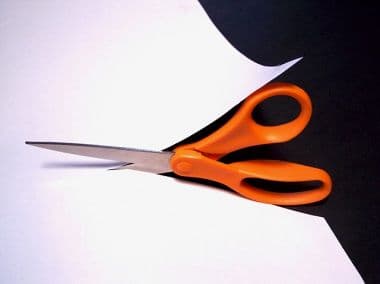 Как научить ребенка вырезать ножницами