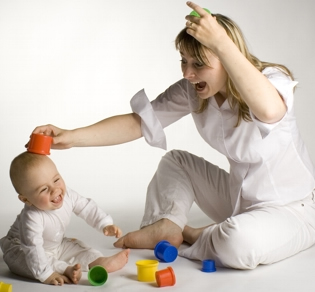 Как правильно играть с малышом с первых дней жизни