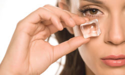 Как убрать синяки под глазами: 5 несложных способов