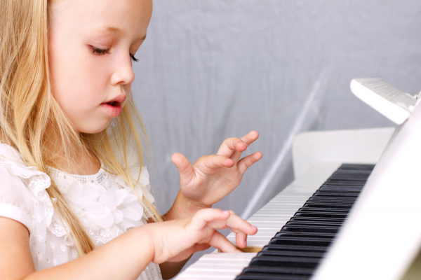Как подготовить ребенка к игре на фортепиано: 8 упражнений