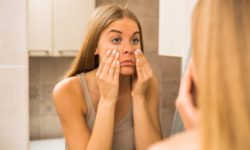 Как избавиться от праздничных отеков на лице: 5 правил для сияющей кожи от косметолога