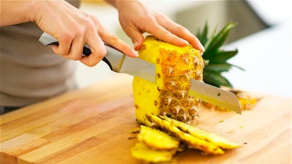 Два лучших метода нарезки ананаса (специальные инструменты не нужны)