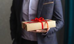 Подарки на память сотруднику: что выбрать в зависимости от его интересов и хобби