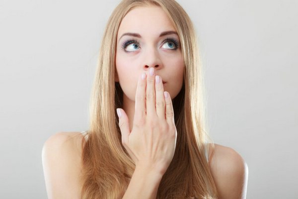 Какие продукты помогают заглушить запах чеснока изо рта