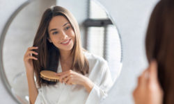 Парикмахер назвал россиянкам способы сохранить качество волос в жару