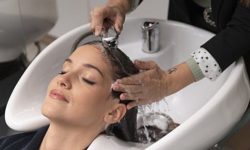 Дерматолог объяснил негативное влияние горячей воды на волосы