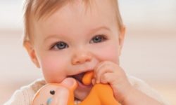 У ребенка режутся зубы: советы родителям