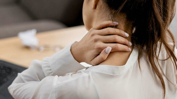 Как справиться с болью в шее: горячая и холодная терапия в лечении боли