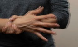 Почему руки дрожат и как это лечить?
